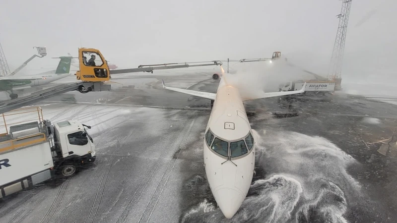 Operarios de Aviator Airport Alliance realizando labores de deshielo y antihielo. Foto: Aviator Airport Alliance